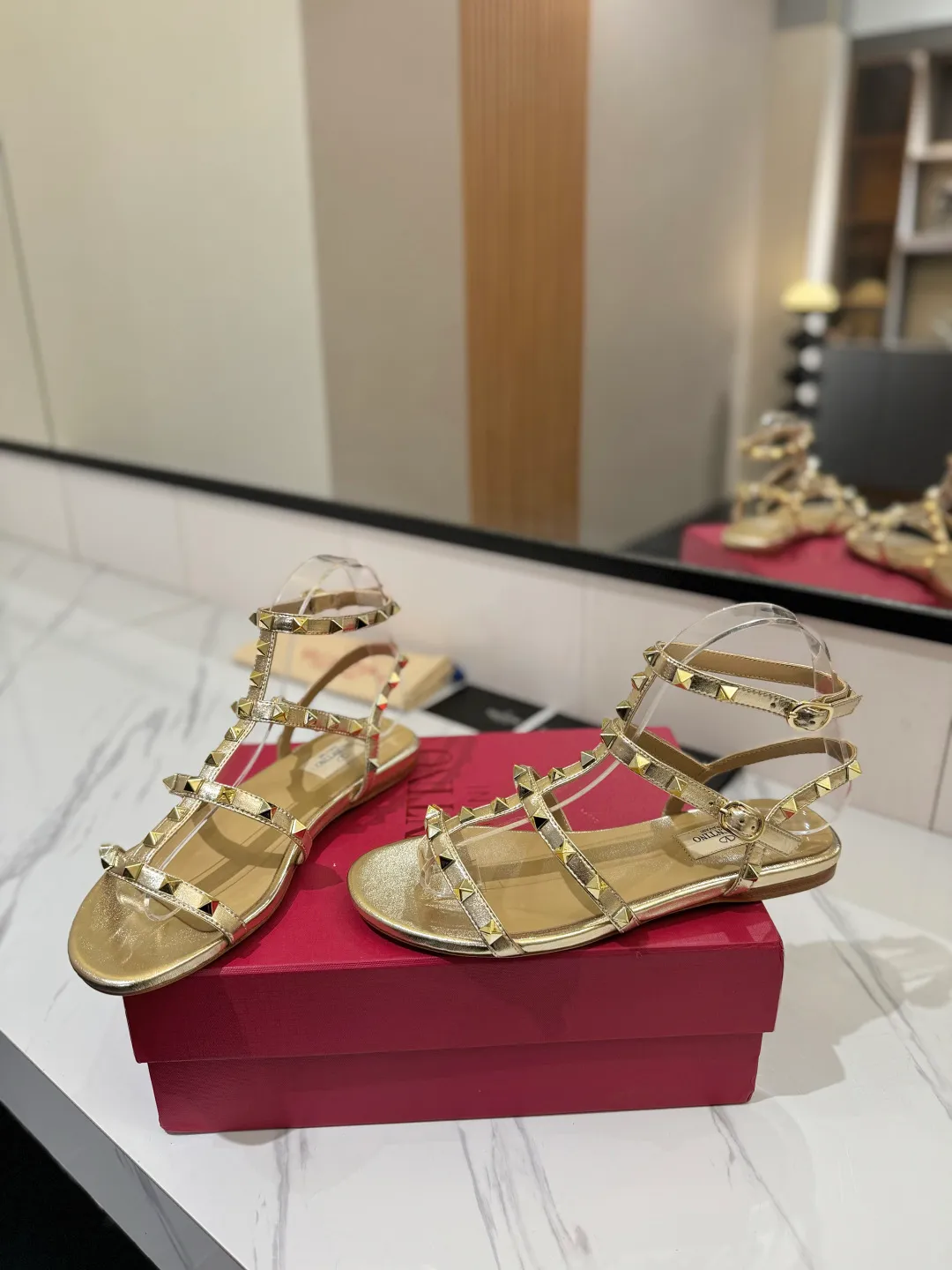 👟👟Ex-factory price 520👟👟 Valentino/Valentino rivet VT classic ankle-wrap rivet sandals, timeless 🆕 deeply rooted in people's hearts❤️A must-have item that never goes out of style🫰top replica! The side curves are perfect, the original molded custom-made rust-free rivets, and the textured hardware bring out a full sense of high-end, giving you a genuine foot feel! The first choice for high-end customers❤️ [Material] Upper: Original imported customized cowhide Inner lining: Original imported goatskin Outsole: Imported pearlescent leather outsole Code number: 35-39 [34, 40, 41, 42 are custom-made and cannot be returned or exchanged]